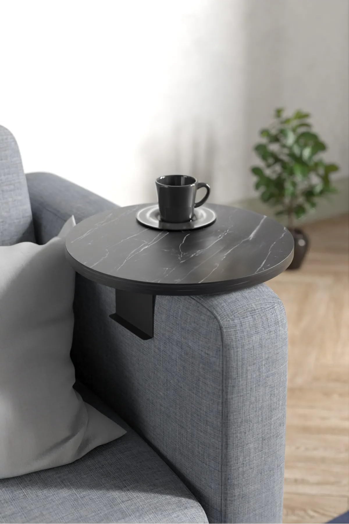 Couch-Tablett für Armlehnen, Verstellbares Sofa-Tablett mit Getränkehalter, Spezielles Design mit Praktischer Metallhalterung, Ablage für Sitzgarnitur, Durchmesser ⌀ 35 cm (1, Brown)