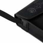 Koran mit Tasche in Schwarz – Seitenansicht mit Trageriemen