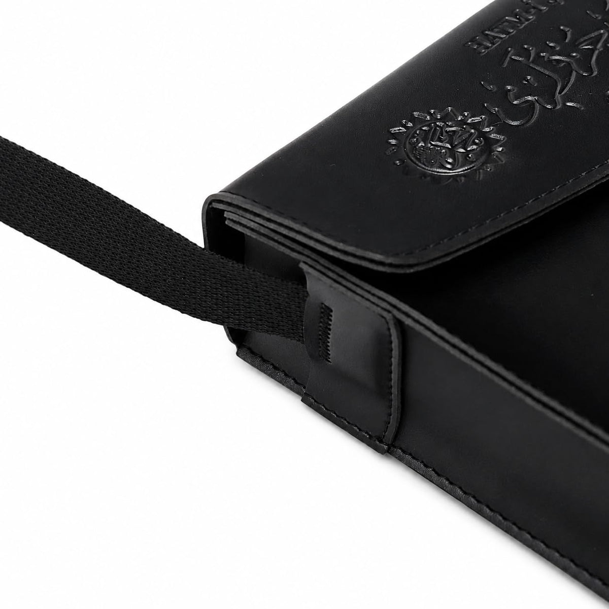 Koran mit Tasche in Schwarz – Seitenansicht mit Trageriemen