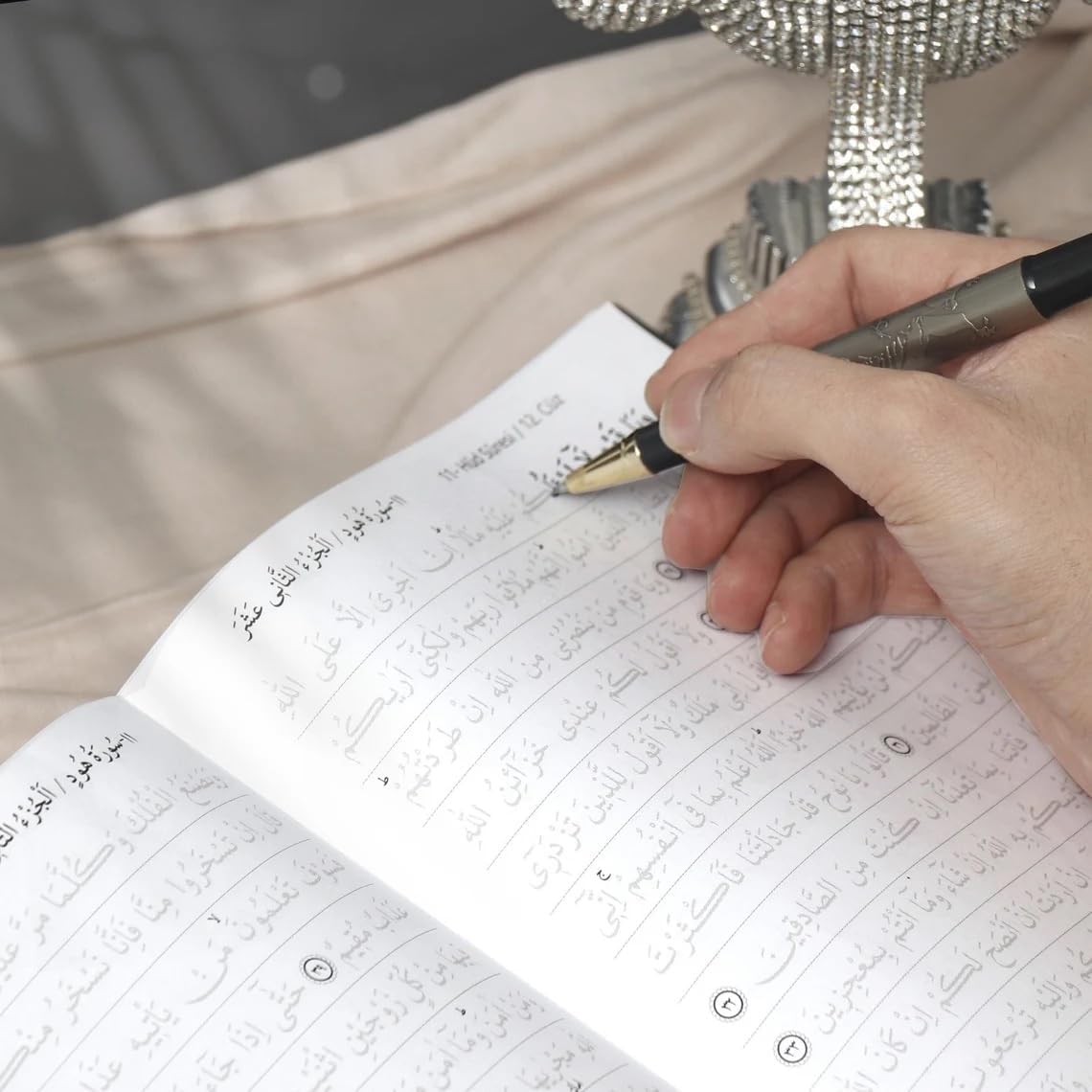 Schattierter Qur’an Zum Nachzeichnen– Mit dem Stift beschreibbarer Mittelgroßer Mushaf | Vollständiger Nachzieh-Qur’an 17x24 CM (Pink)