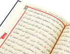 Aufgeschlagener Koran mit Leseband