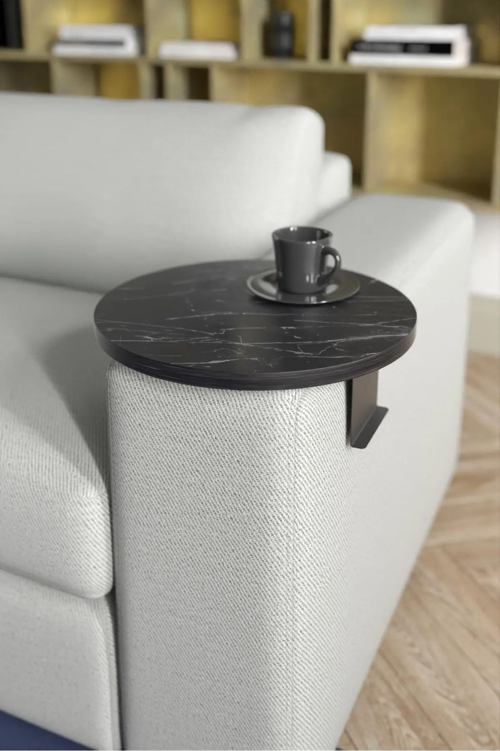 Couch-Tablett für Armlehnen, Verstellbares Sofa-Tablett mit Getränkehalter, Spezielles Design mit Praktischer Metallhalterung, Ablage für Sitzgarnitur, Durchmesser ⌀ 35 cm (1, Brown)