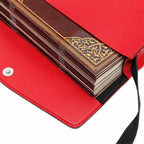 Koran mit Tasche in Rot – geöffnete Tasche mit Koran