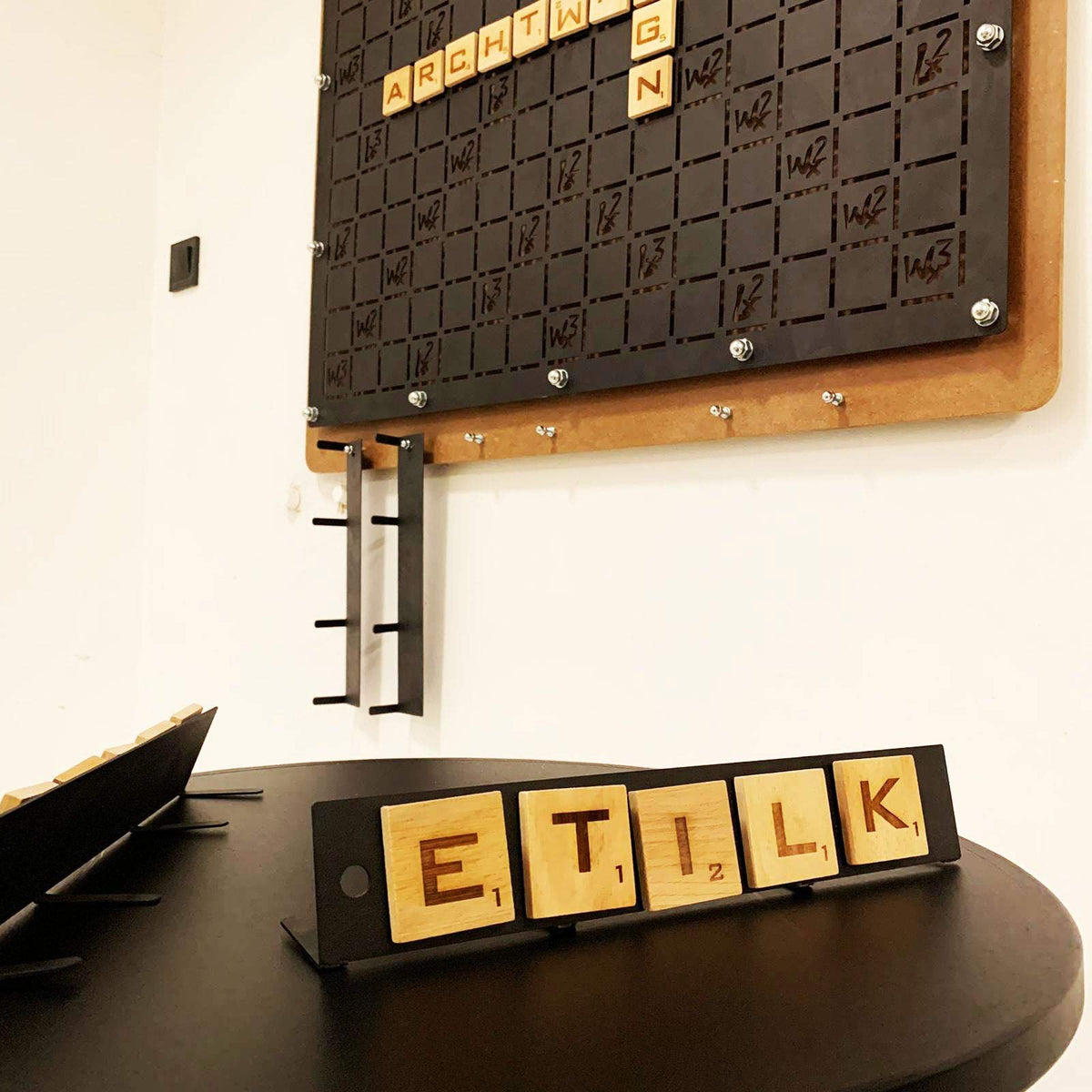Scrabble Wandspiel XL – 100 × 105 cm, verstärkte Ausführung (2 mm Metall / 10 mm MDF)