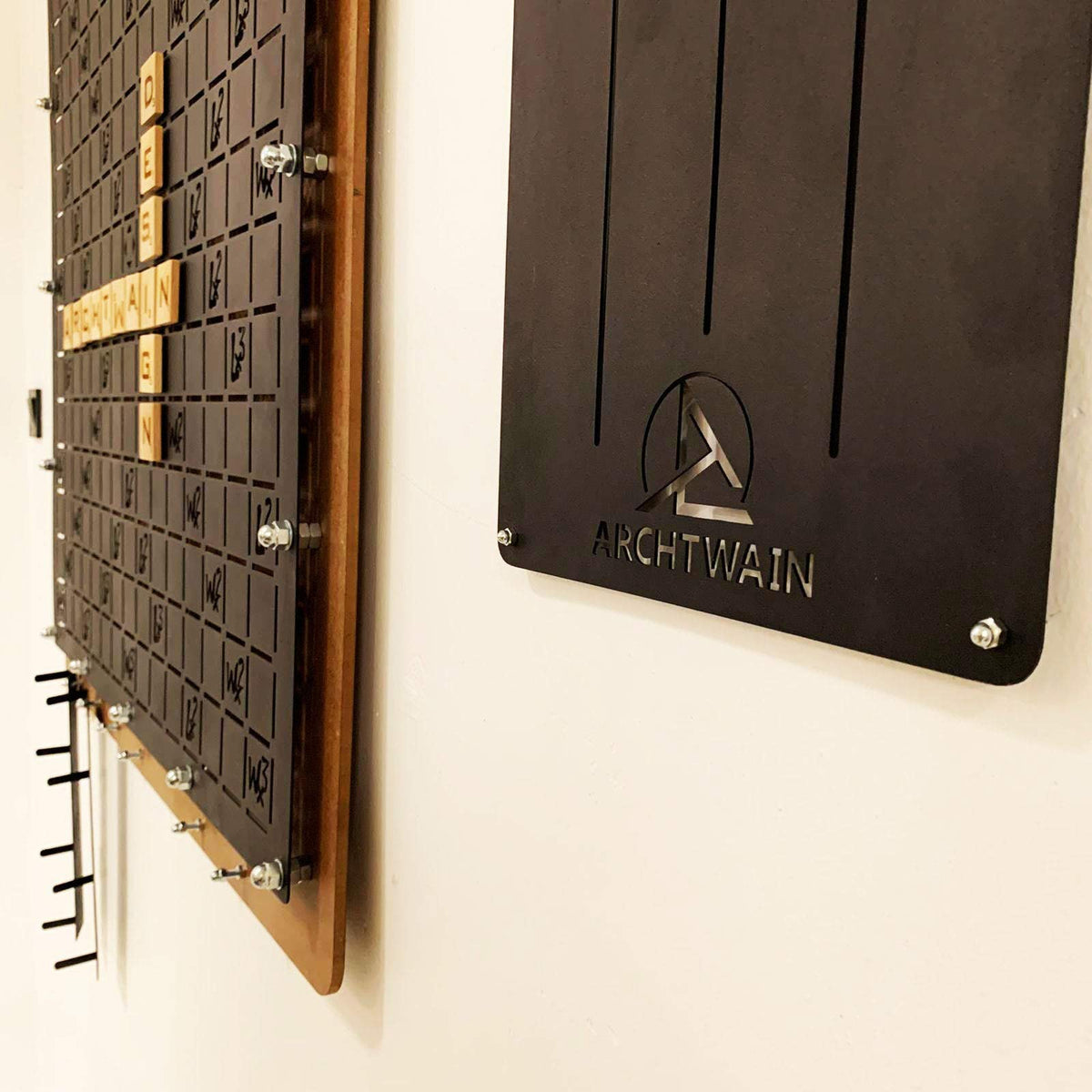 Scrabble Wandspiel XL – 100 × 105 cm, verstärkte Ausführung (2 mm Metall / 10 mm MDF)