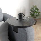 Couch-Tablett für Armlehnen, Verstellbares Sofa-Tablett mit Getränkehalter, Spezielles Design mit Praktischer Metallhalterung, Ablage für Sitzgarnitur, Durchmesser ⌀ 35 cm (1, Brown)