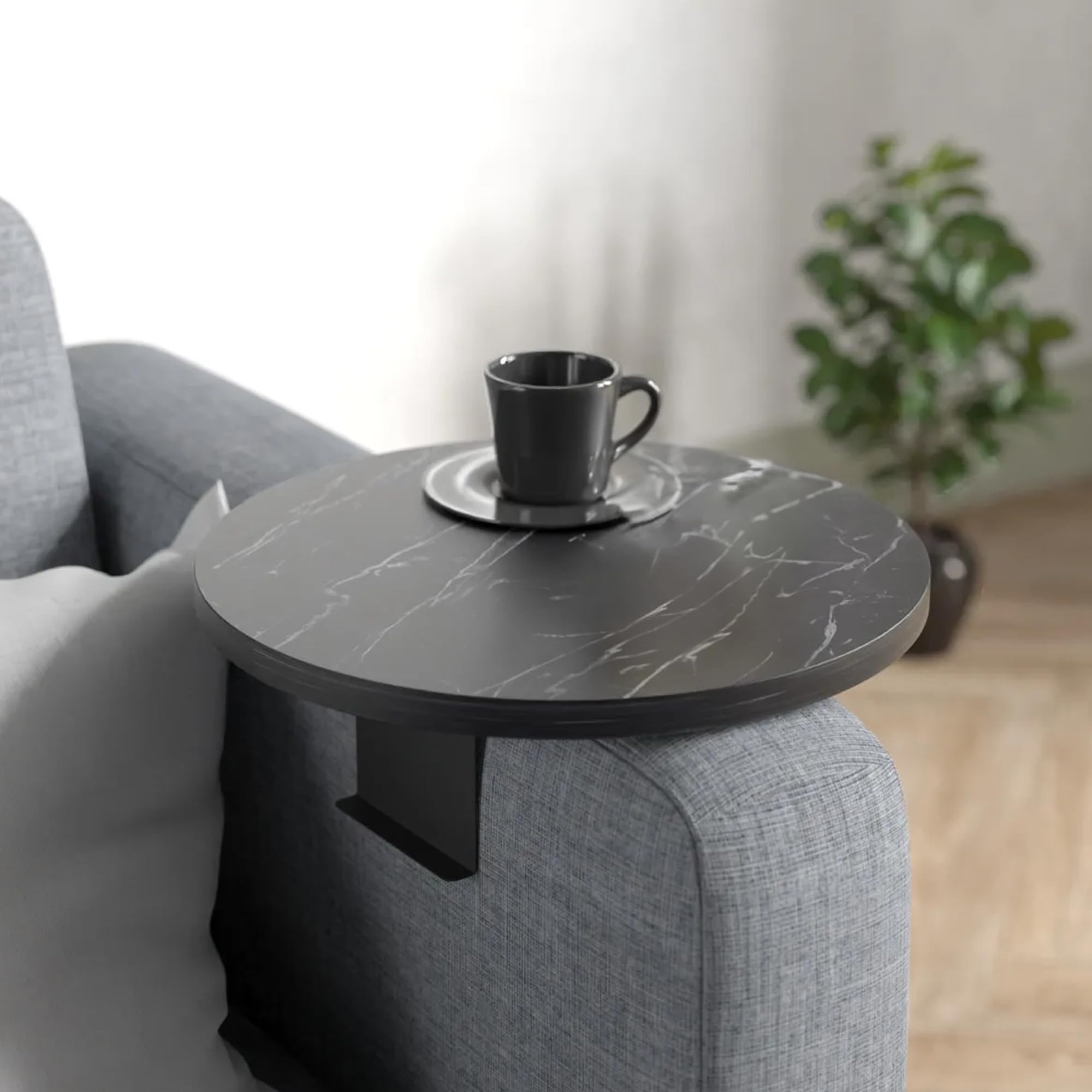 Couch-Tablett für Armlehnen, Verstellbares Sofa-Tablett mit Getränkehalter, Spezielles Design mit Praktischer Metallhalterung, Ablage für Sitzgarnitur, Durchmesser ⌀ 35 cm (1, Brown)
