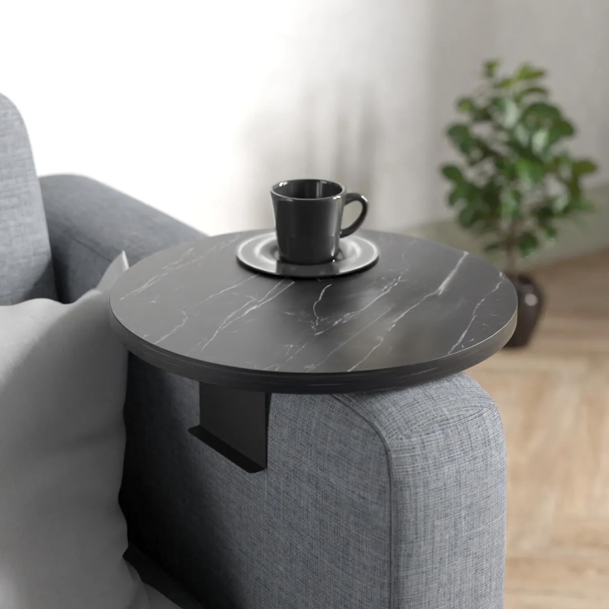 Couch-Tablett für Armlehnen, Verstellbares Sofa-Tablett mit Getränkehalter, Spezielles Design mit Praktischer Metallhalterung, Ablage für Sitzgarnitur, Durchmesser ⌀ 35 cm (1, Brown)