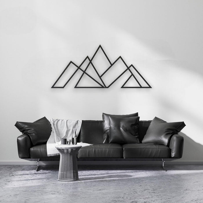 Berg und Wald 3 geometrische Metall-Wandkunst über einem dunklen Sofa