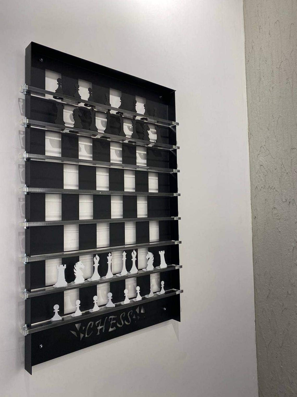 Tubibu Einzigartiges Wandspiel Schach Set, Wanddekoration, Wandkunst, Wandspiel, Minimalistisch, Schachbrettmuster, Metallrahmen, Matt, Hochformat, Indoor, Wohnzimmer