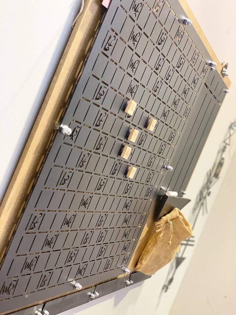 Scrabble Wandspiel mit Punktetafel – Metall, magnetische Holzbuchstaben, in zwei Größen