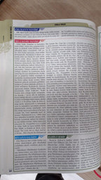 Aufgeschlagenes Buch mit Kommentarspalten