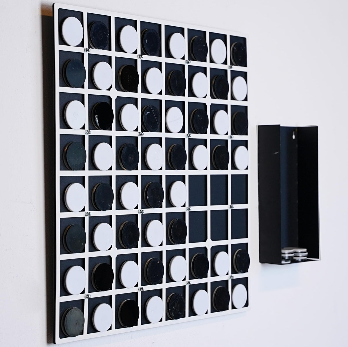 Tubibu Wandspiel Othello/Reversi (64 Stück Plexiglas-Plaketten, Magnetisch, 60 cm x 70 cm)