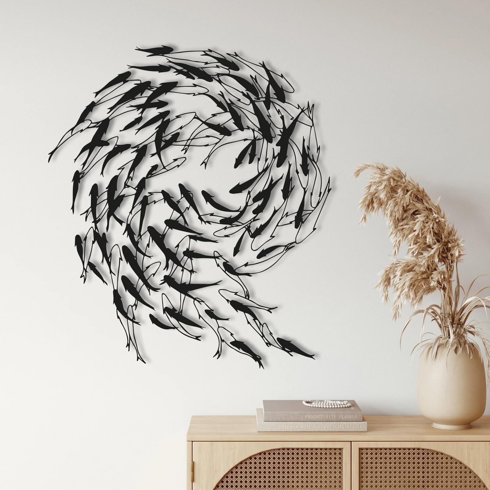 Tubibu Metall Fisch Wanddeko – Schwarze Fischfamilie Wandkunst im maritimen Stil – Moderne Wand Skulptur für Wohnzimmer, Bad, Garten, Balkon oder Terrasse (100x87)
