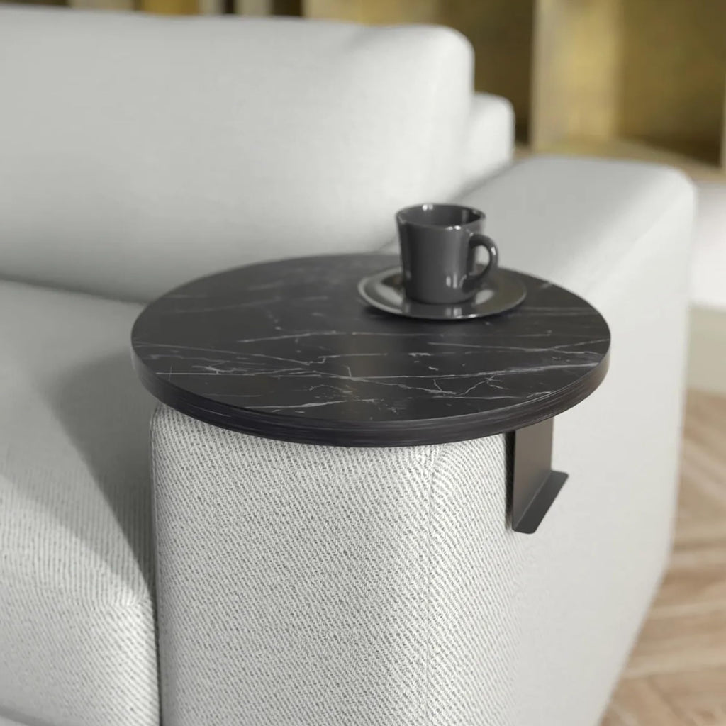 Couch-Tablett für Armlehnen, Verstellbares Sofa-Tablett mit Getränkehalter, Spezielles Design mit Praktischer Metallhalterung, Ablage für Sitzgarnitur, Durchmesser ⌀ 35 cm (1, Brown)