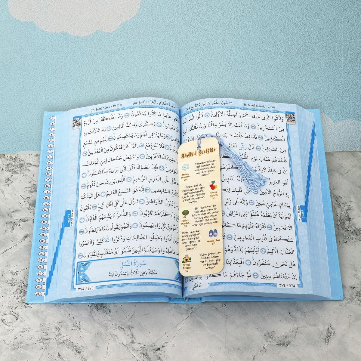 Aufgeschlagener Koran – arabischer Text im Zweifarbdruck