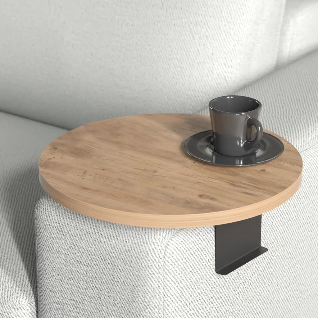 Couch-Tablett für Armlehnen, Verstellbares Sofa-Tablett mit Getränkehalter, Spezielles Design mit Praktischer Metallhalterung, Ablage für Sitzgarnitur, Durchmesser ⌀ 35 cm (1, Brown)