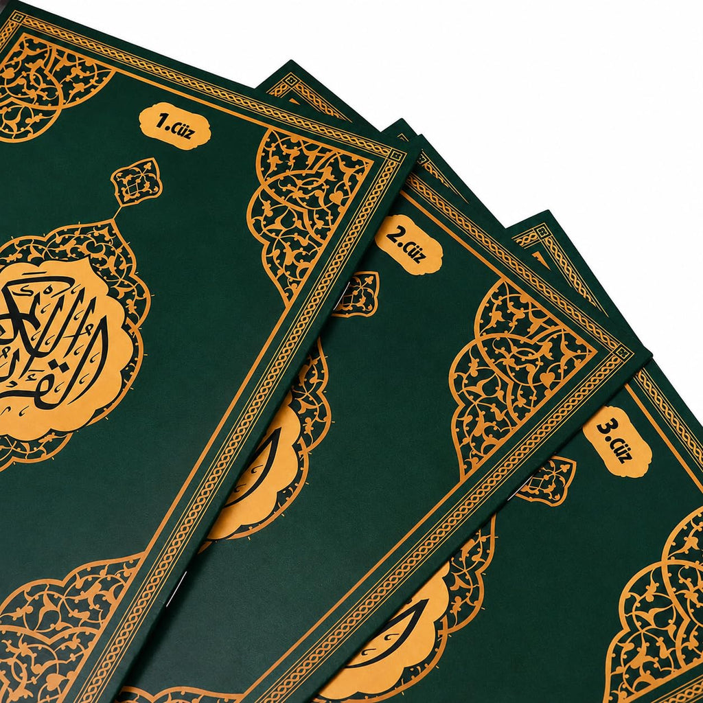 Koran mit Tasche in Grün – aufgefächerte Seiten mit Goldschnitt