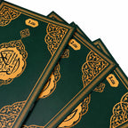 Koran mit Tasche in Grün – aufgefächerte Seiten mit Goldschnitt