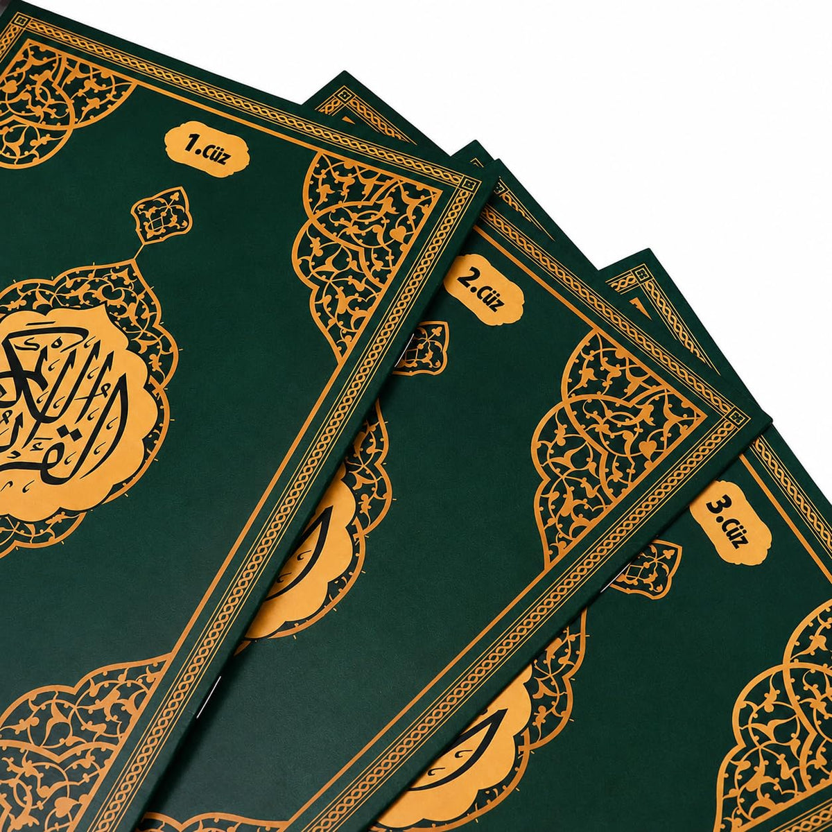 Koran mit Tasche in Grün – aufgefächerte Seiten mit Goldschnitt