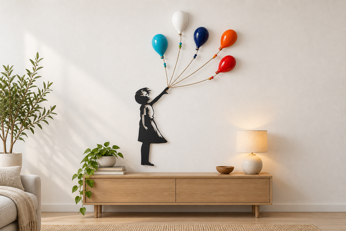 Mädchen-Silhouette aus Metall mit Porzellanballons über einem Sideboard im Wohnzimmer