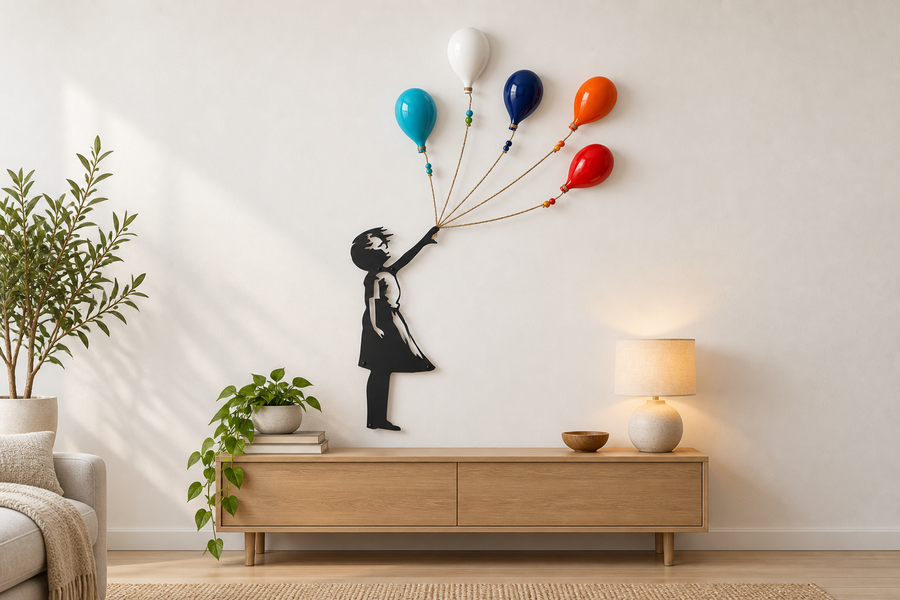 Mädchen-Silhouette aus Metall mit Porzellanballons über einem Sideboard im Wohnzimmer